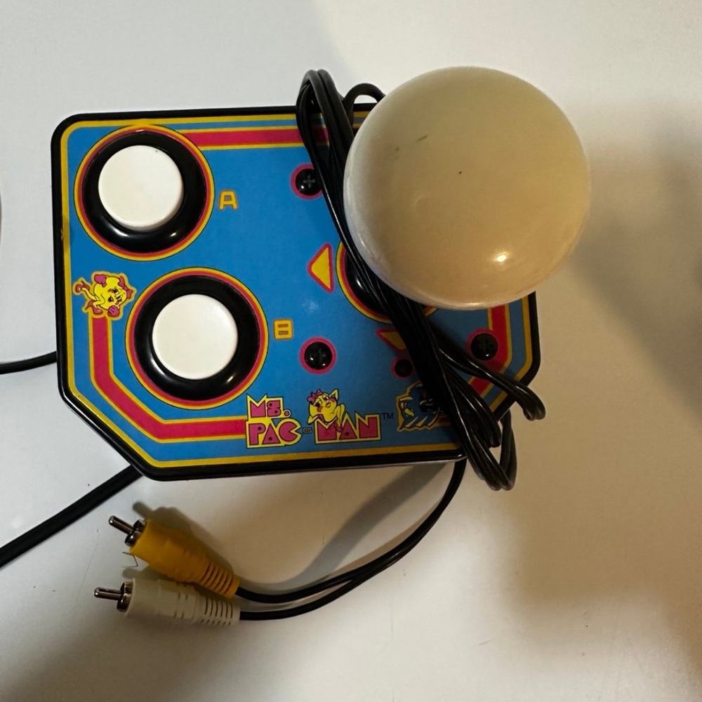 Ms. Pac-Man TV Plug & Play Video Classic Arcade Game System 1993 Bandai Namco